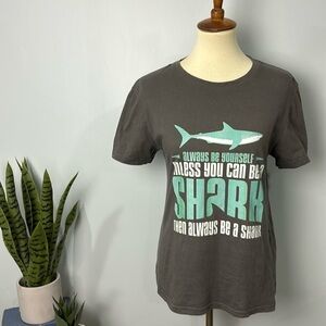 ❄️ Woman’s Shark tshirt size smalll
